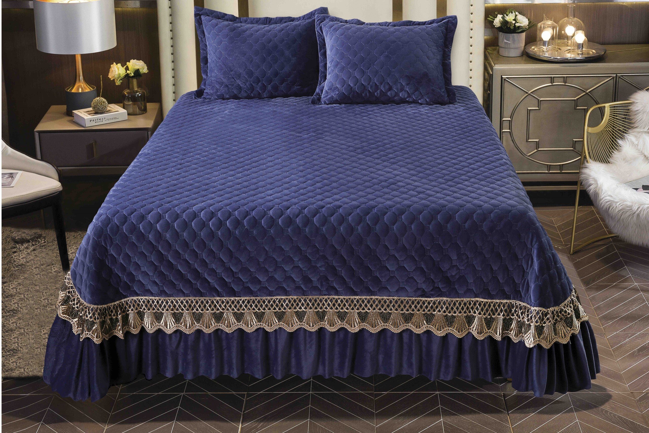 NLqIL2mk-Bc2JsEq78p-scaled-1 Set Cuvertură Catifea Albastră 230x250cm 3 Piese cu Broderie și 2 Fete Pernă pentru Pat Dublu - imagine 1