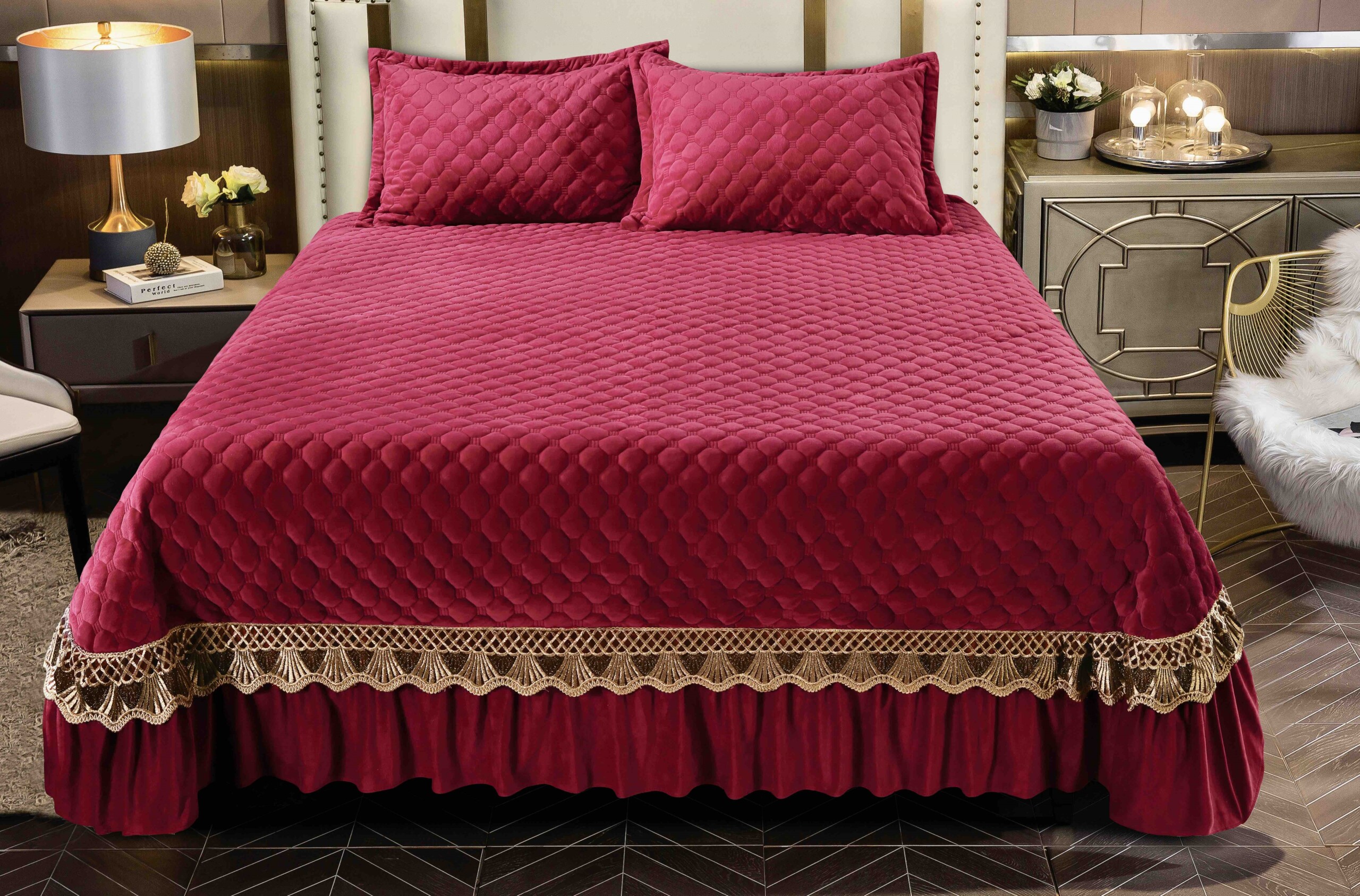 NLqILLB8g5StlZlNBkP-scaled-2 Set Cuvertură Catifea Luxoasă 230x250cm cu Broderie Roșie și 2 Fețe de Pernă pentru Pat Dublu - imagine 1
