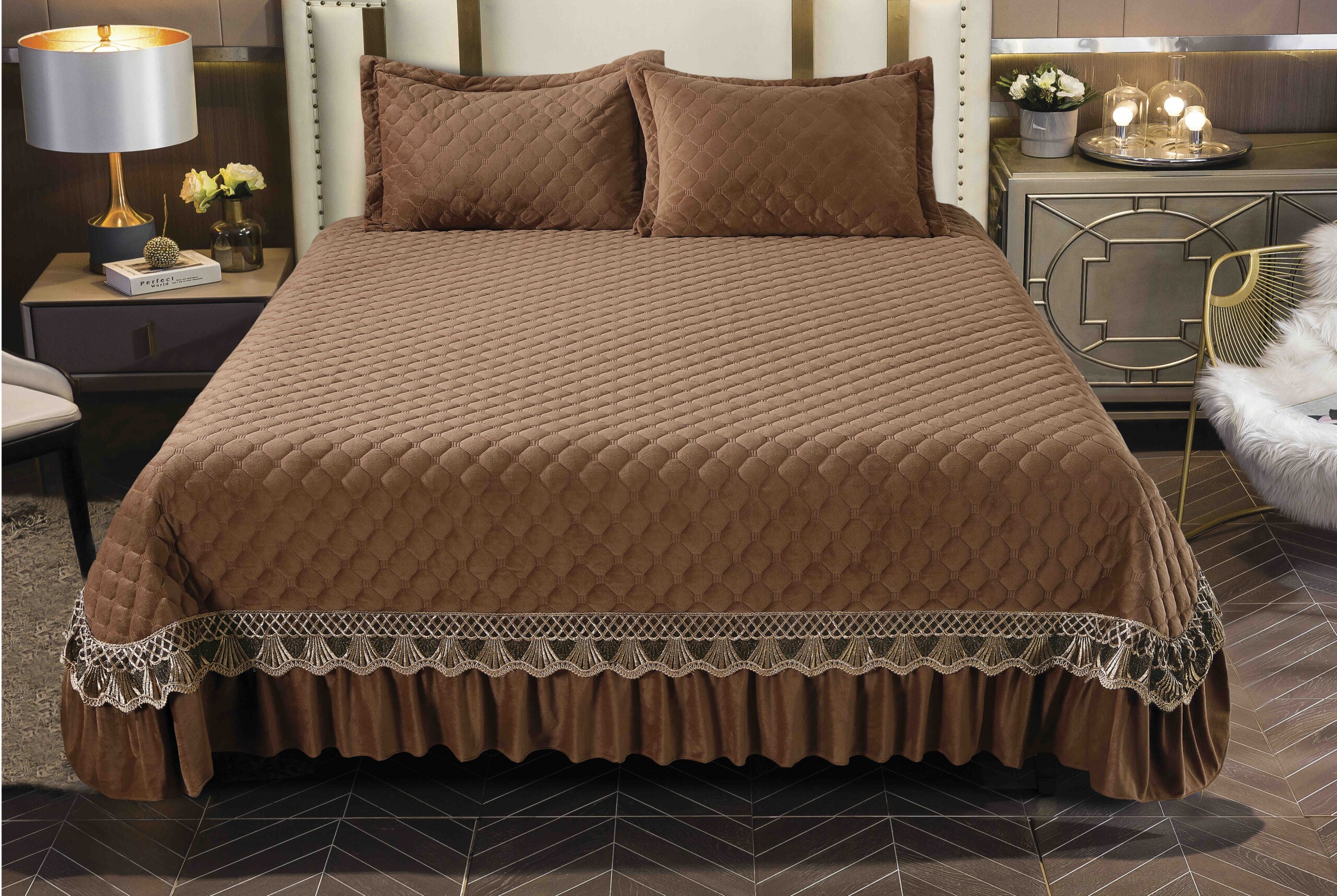 NLqILPDG3BpN9ExNf9Z-scaled-1 Set Cuvertură Catifea 230x250cm 3 Piese cu Broderie Maro și 2 Fete Pernă - Eleganță și Rafinament pentru Dormitor - imagine 1