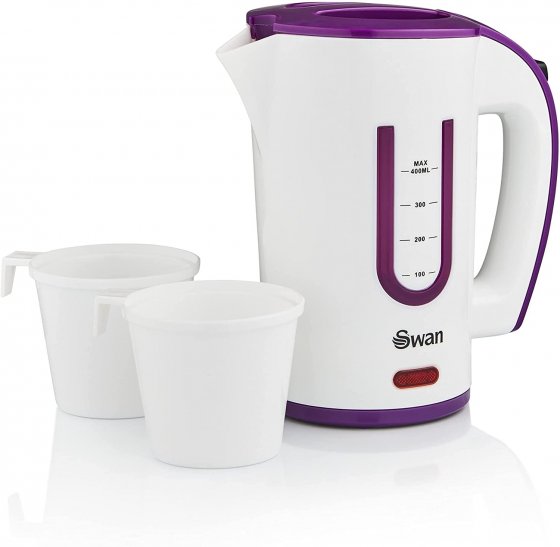 fierbator-de-apa-swan-sk27010n-capacitate-400-ml-putere-1000w-protectie-la-supraincalzire-si-impotriva-fierberii-uscate-include-2-cesti-din-plastic-culoare-alb-cu-mov-6690-1 Fierbător de apă Swan SK27010N 400 ml 1000W Alb cu mov - Compact și sigur - imagine 1