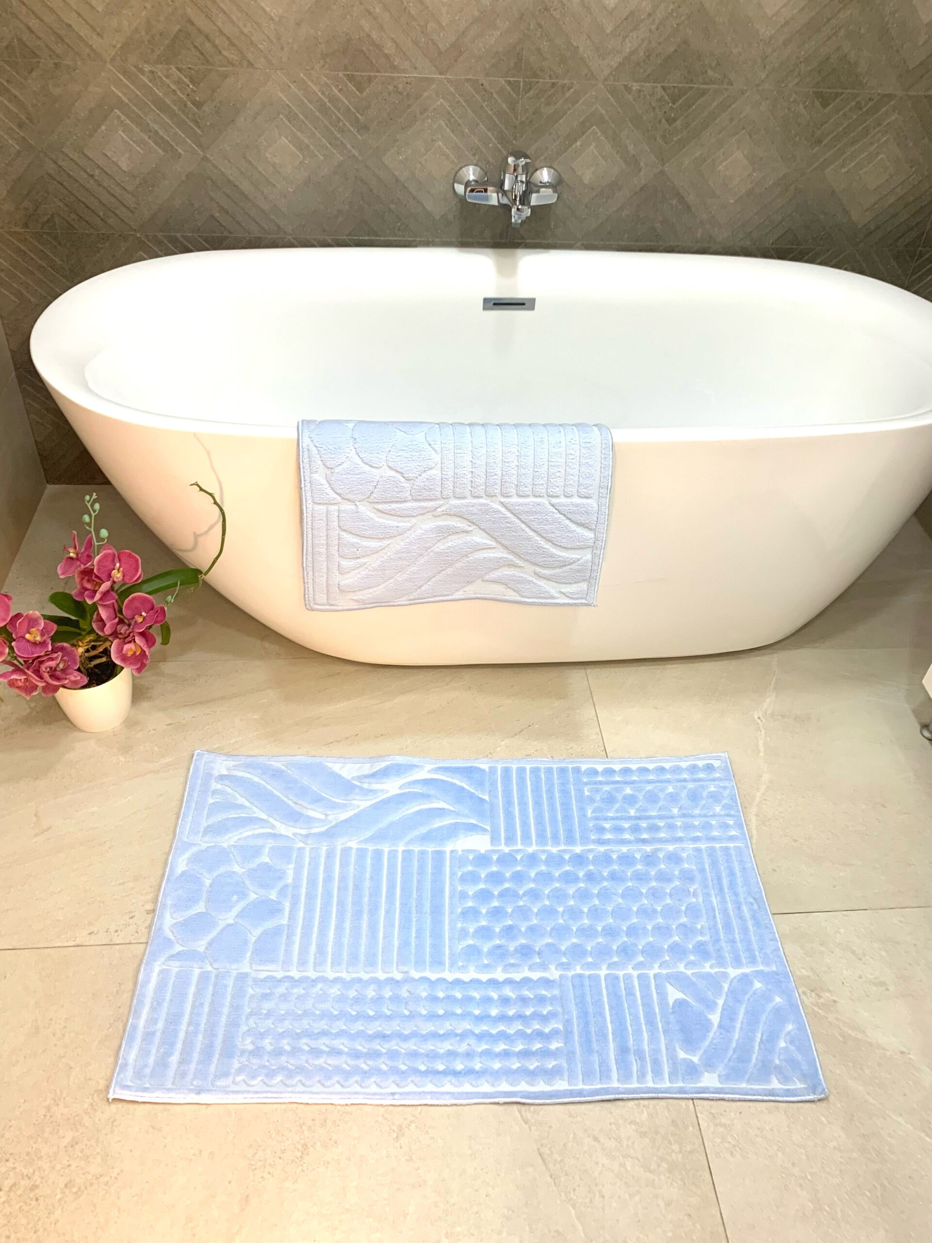 set-2-covorase-baie-bah-linii-bleu-scaled Set covorase baie BAH 45x95 cm si 45x60 cm poliester bleu antiderapante - imagine 1