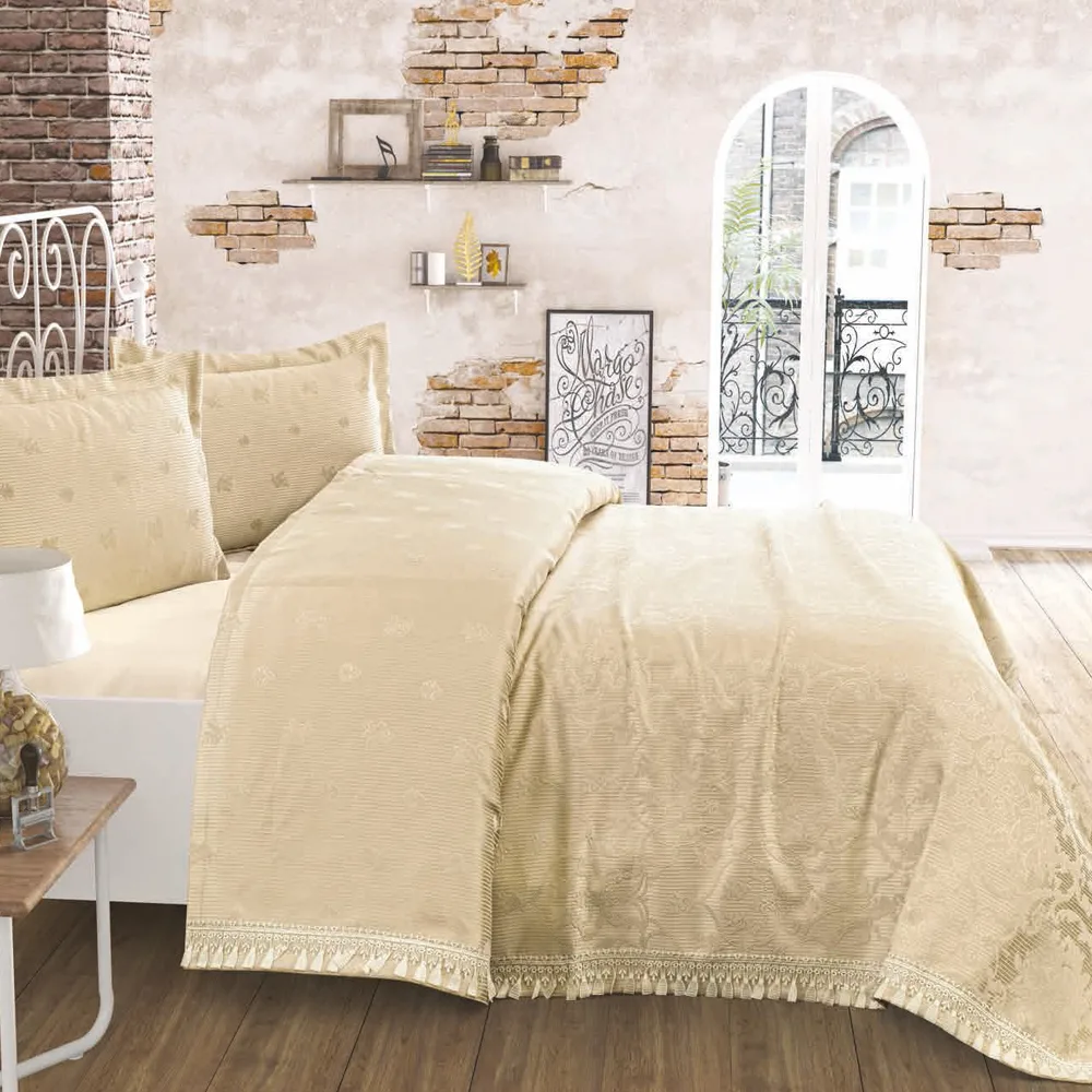 cuvertura-bej-cu-dantela-jpg Cuvertură Pat King Size Jaquard Embossed Deluxe Bej cu Dantelă 230x240 cm - imagine 1