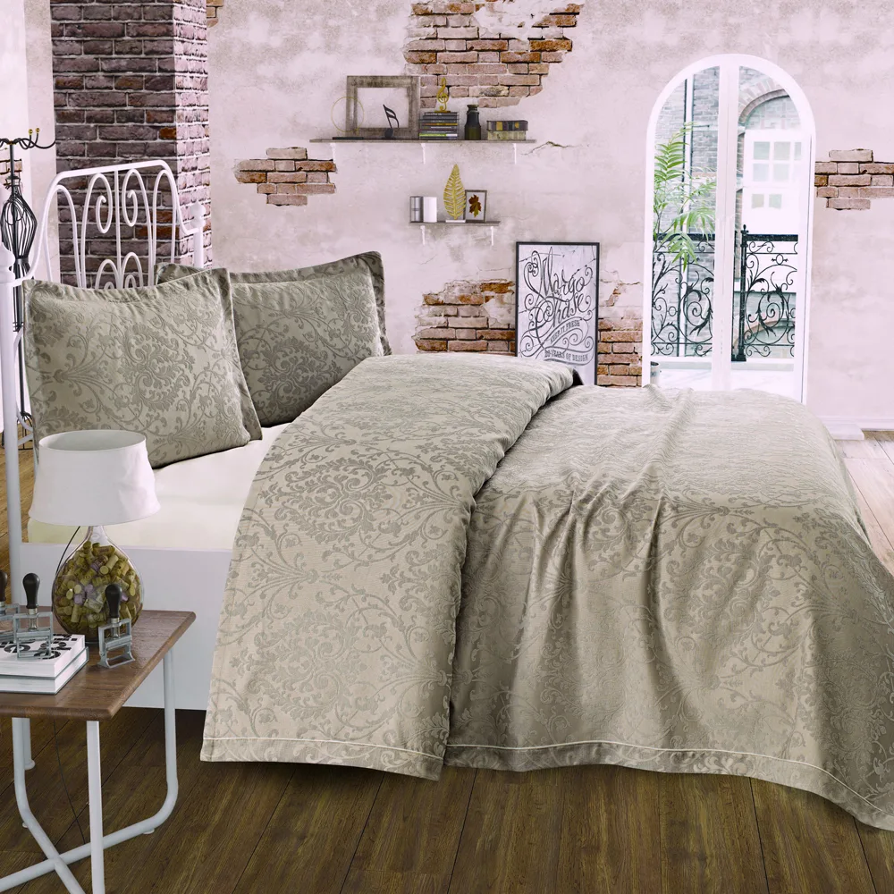 cuvertura-de-pat-king-size-cu-2-fete-de-perna-Jaquard-Embossed-Deluxe-maro-1-jpg Cuvertură de pat king size Jaquard Embossed Deluxe maro 230x240 cm cu 2 fete de pernă - imagine 1