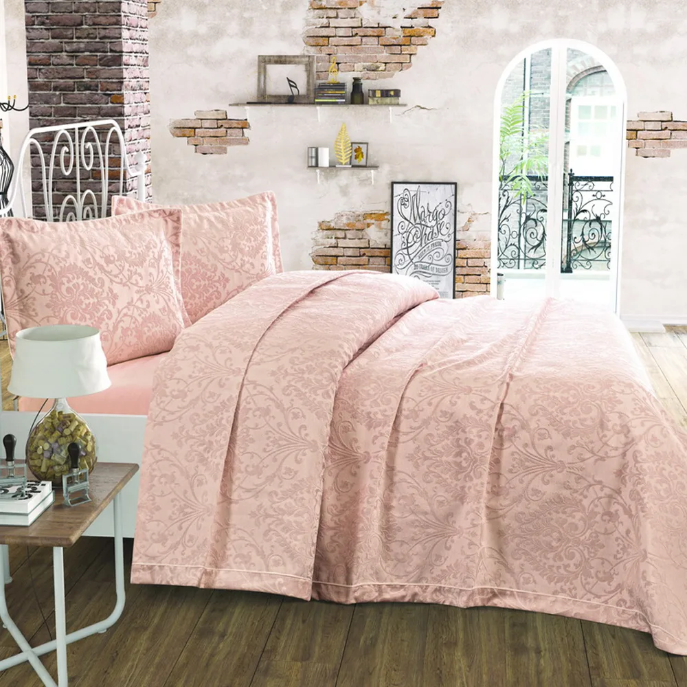 cuvertura-de-pat-king-size-cu-2-fete-de-perna-Jaquard-Embossed-Deluxe-roz-pudra-1-jpg Cuvertură de pat king size Jaquard Embossed Deluxe roz pudra 230x240 cm cu 2 fețe de pernă din poliester - imagine 1