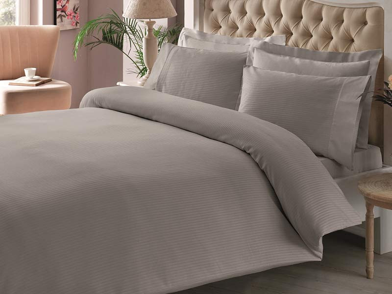 lenjerie-bumbac-satinat-premium-basic-stripe-antracit-tac Lenjerie de pat Stripe antracit Premium TAC din 100% bumbac mercelizat, dimensiuni 200x220 cm, cadou elegant în cutie brad - imagine 1