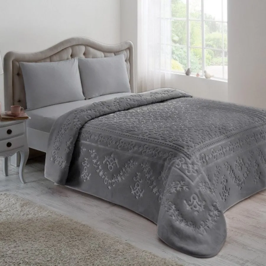 patura-pentru-pat-amira-gri-antracit-deluxe-220-x-240-cm-jpg Pătură premium pentru pat Amira gri antracit 220x240 cm din material antialergic 100% PES, model embosat reliefat, cadou elegant în cutie - imagine 1
