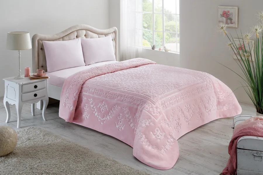 patura-pentru-pat-dublu-mink-roz-emobosata-jpg Pătură premium Amira pudra DELUXE 220x240 cm din 100% PES antialergic, model embosat, 4 kg, ambalată elegant - imagine 1